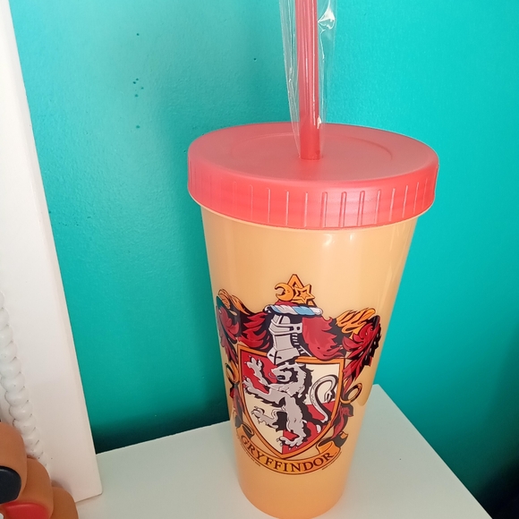 Harry Potter House Crests Color Change Plastic Gryffindor Tumbler - Picture 3 of 4